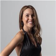 Soy Arantxa, actualmente diseñadora de moda, estilista y personal shopper, que participé en el programa Maestros de la Costura de televisión española y a raíz de ello lancé mi propia marca con tres colecciones